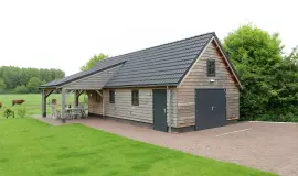Houten garage met overkapping.00